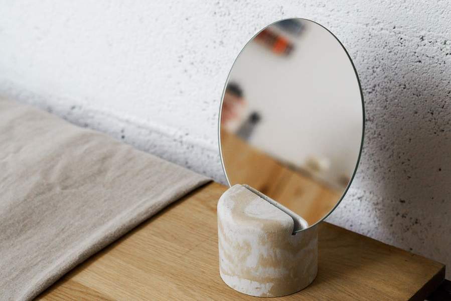 Photo d'un miroir artisanal mae en beton effet marbré fabriqué artisanalement en France par la Fabrik.