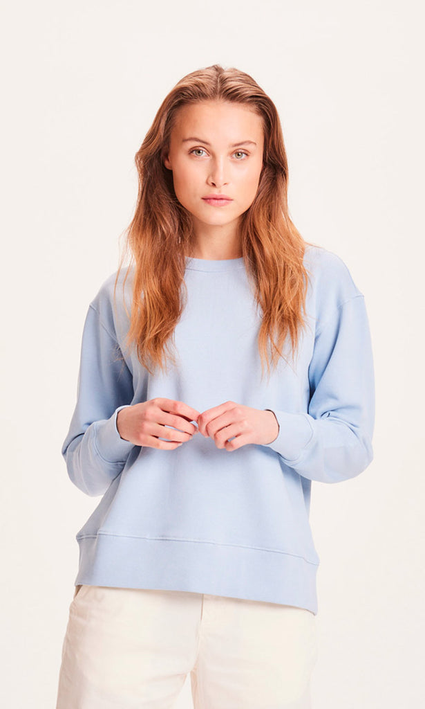 Photo d'un mannequin portant un sweat bleu ciel en coton bio de la marque knowledge cotton apparel.