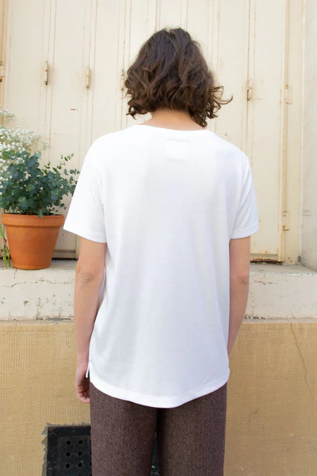 Photo d'un mannequin de dos portant un t shirt en lyocell blanc fabriqué au Portugal par la marque Noyoco.