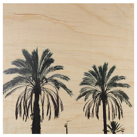 Poster en bois avec deux palmiers.