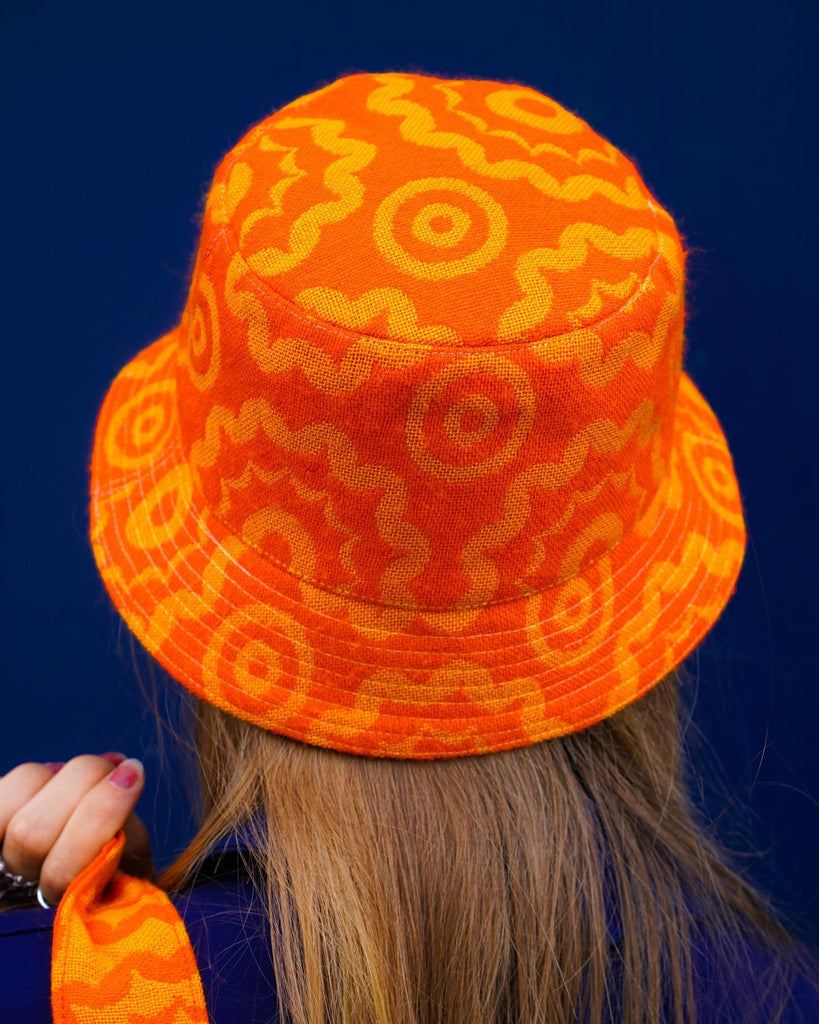créatrice de la marque studio kalika portant son bob orange crée