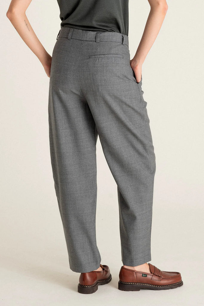 Pantalon gris large porté vue de dos.