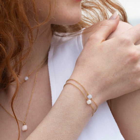 mannequin portant des bracelets avec des pierres naturelles
