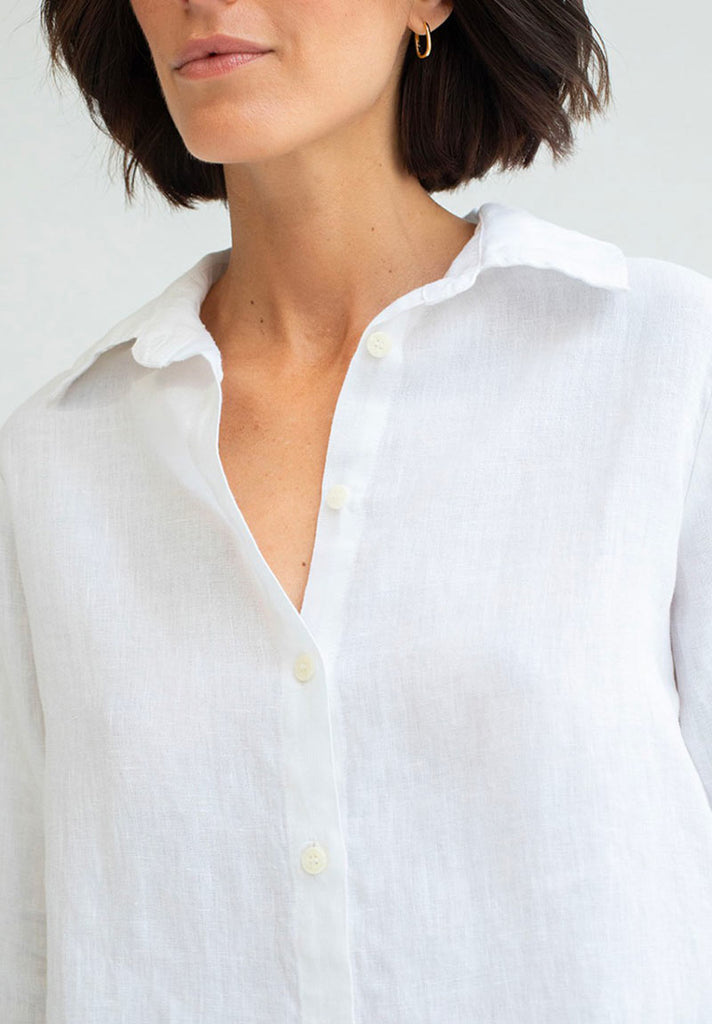 mannequin femme portant une chemise en lin 