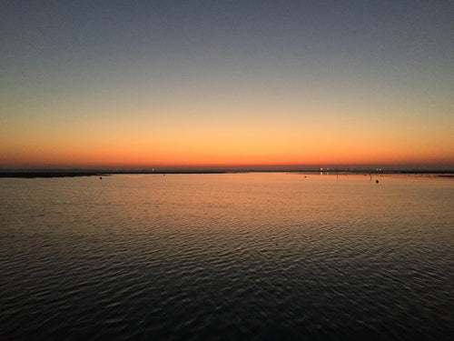 Photo d'un coucher de soleil au bord de l'eau à l'ile d'oleron.