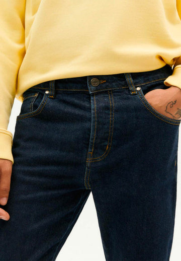 mannequin portant un jean brut de la marque thinking Mu