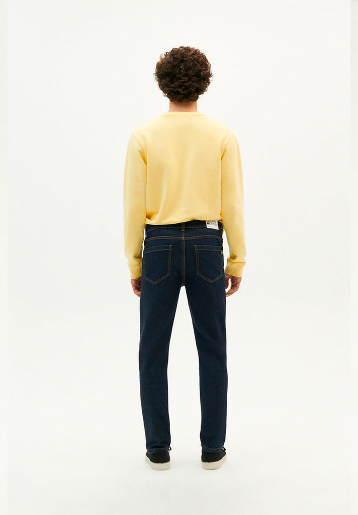 mannequin portant un jean brut de la marque thinking Mu