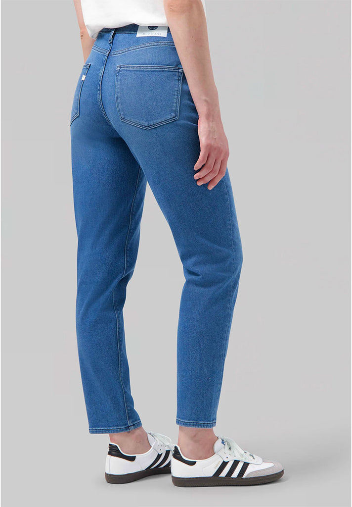 mannequin portant un jean bleu de la marque MUD Jean