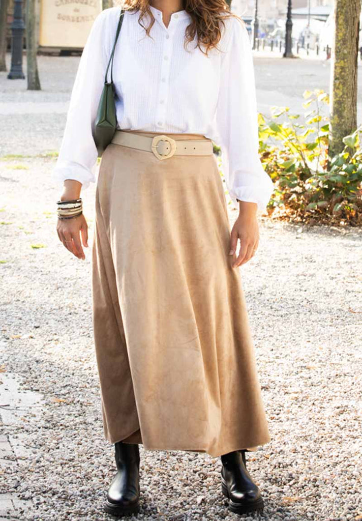 mannequin femme portant une jupe longue de la marque Love By MD