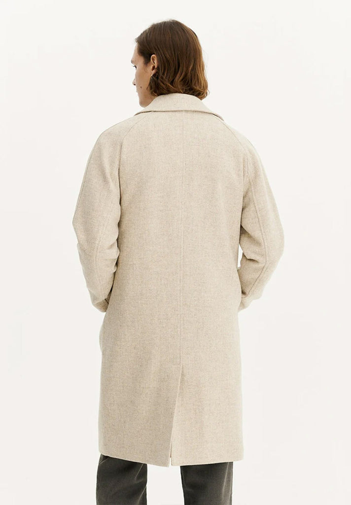 mannequin homme portant un manteau de la marque Noyoco