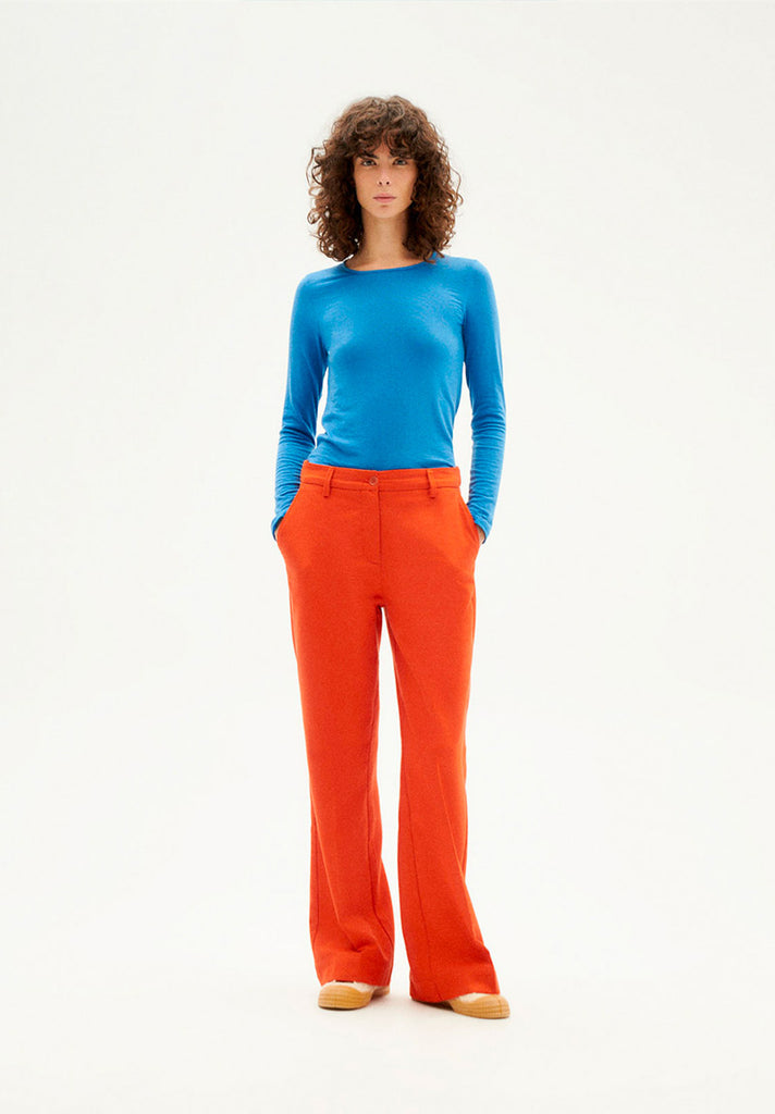 mannequin femme portant un pantalon ample orange de la marque thinking mu