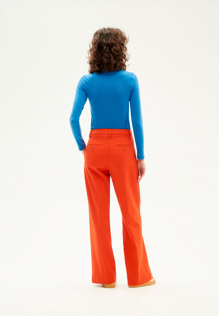 mannequin femme portant un pantalon ample orange de la marque thinking mu
