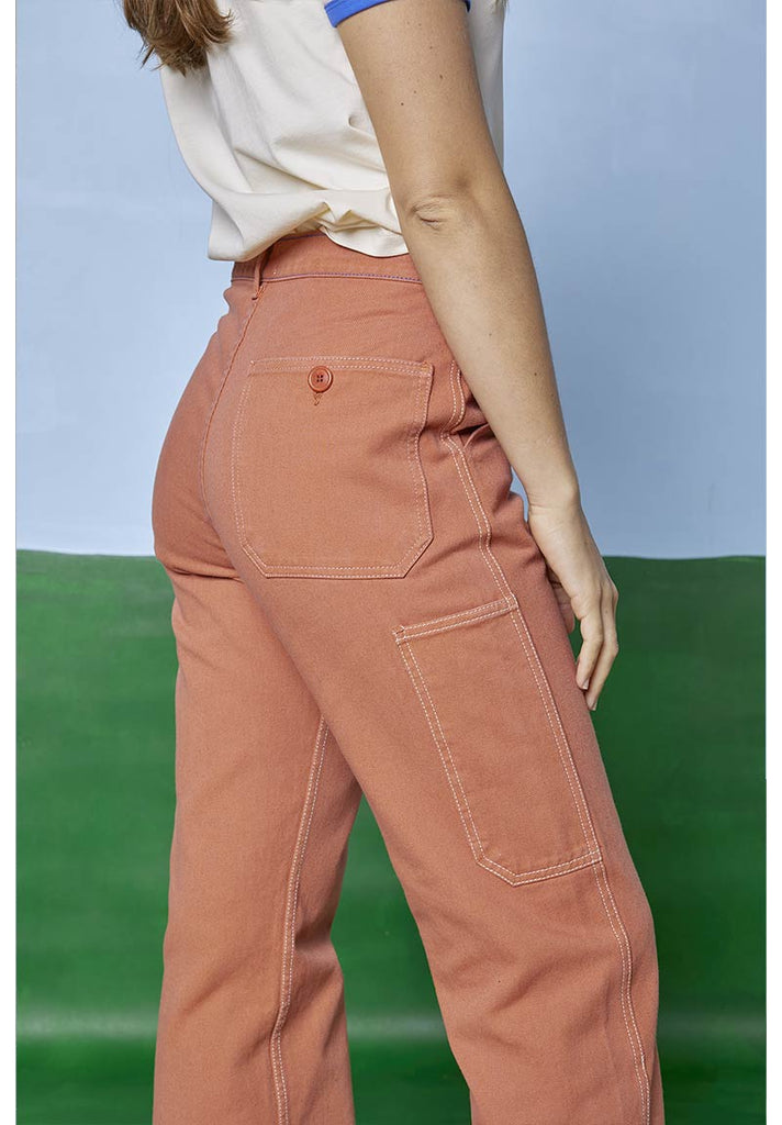 pantalon en coton bio de la marque graine porté par une mannequin 