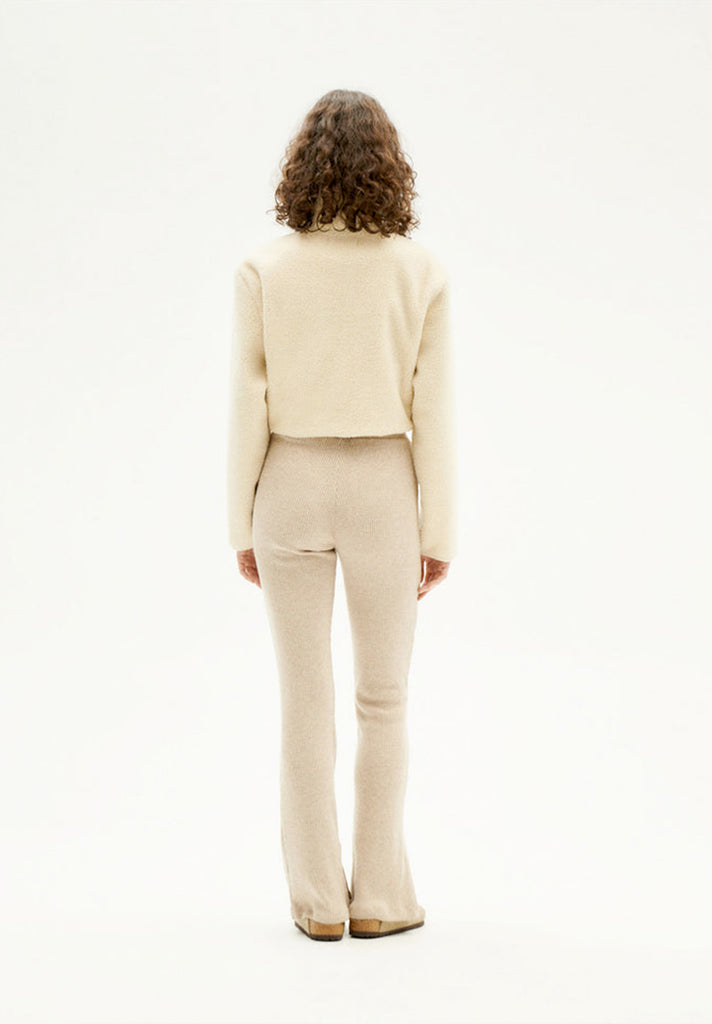 mannequin femme portant un vêtement éco-responsable de la marque Thinking MU