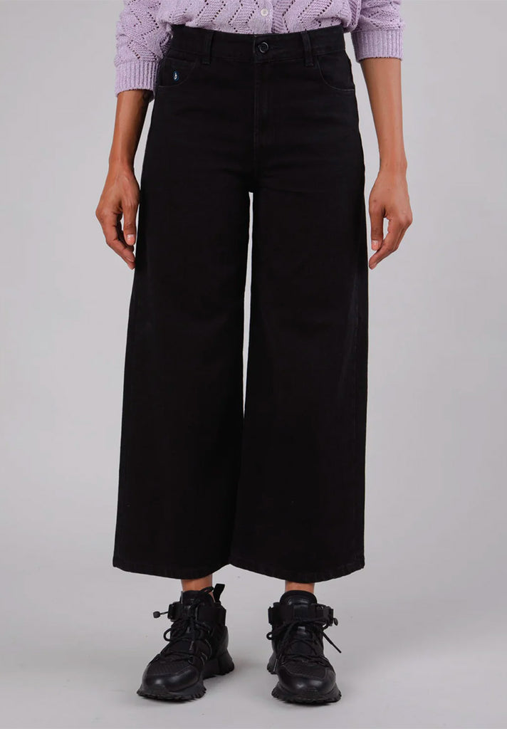 mannequin portant un pantalon noir ample de la marque brava fabrics