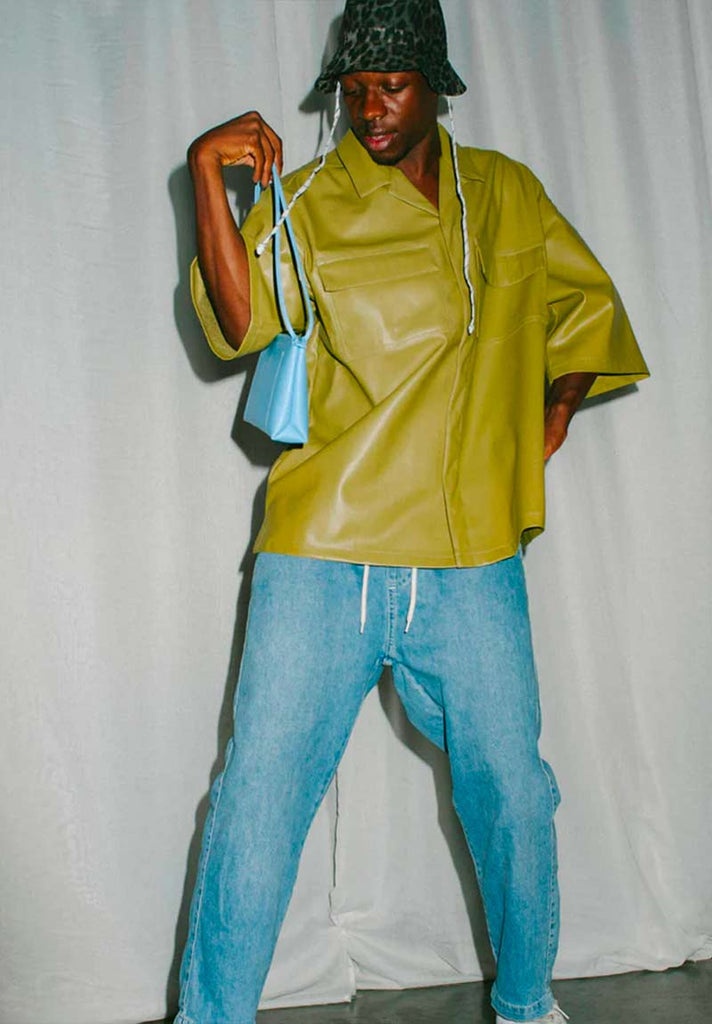 mannequin portant un portefeuille vegan avec bandoulière.