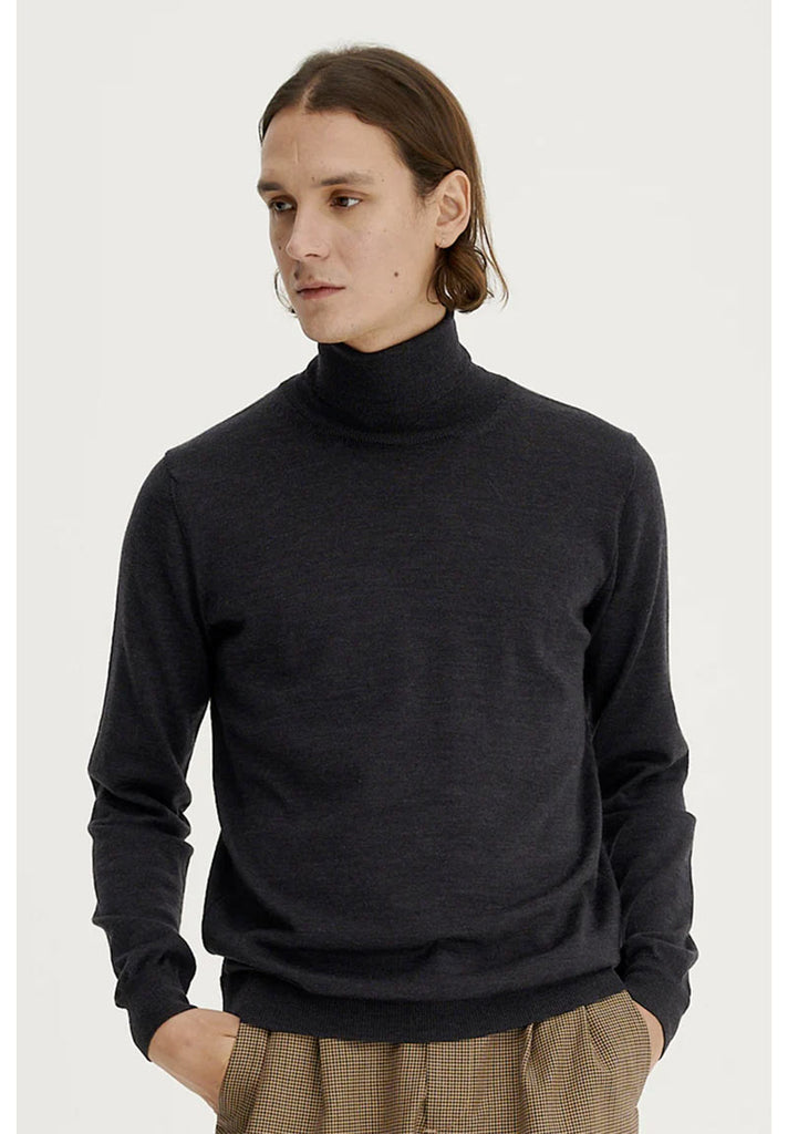 mannequin homme portant un pull col roulé fin unisexe de la marque Noyoco