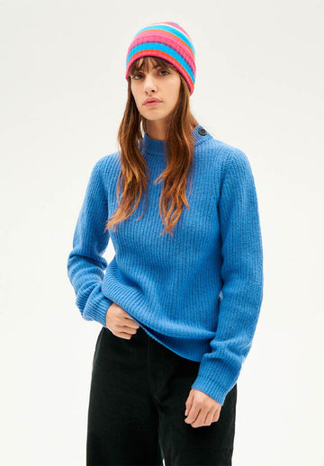 mannequin femme portant un pull en laine de la marque Thinking MU