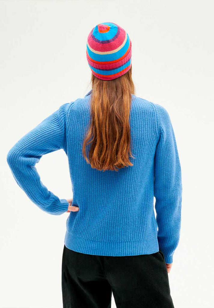 mannequin femme portant un pull en laine de la marque Thinking MU