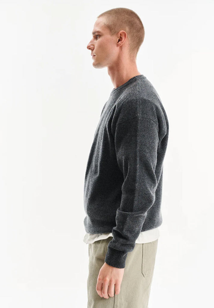 mannequin homme portant un pull en laine gris de la marque Noyoco