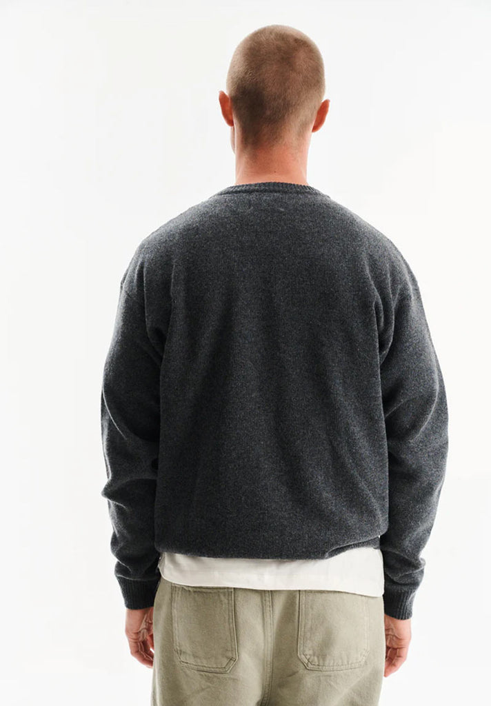 mannequin homme portant un pull en laine gris de la marque Noyoco