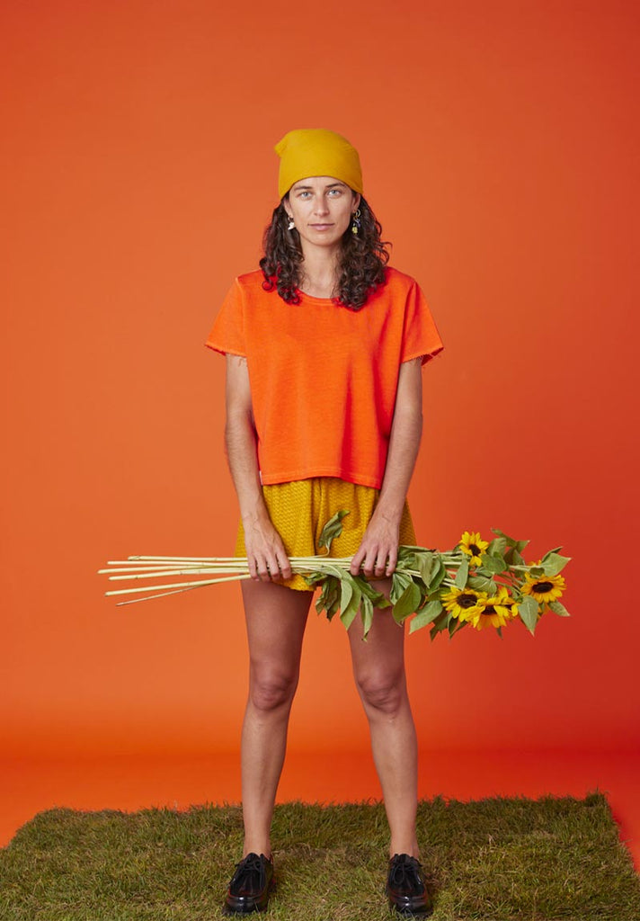 mannequin femme portant des vetements eco-responsable