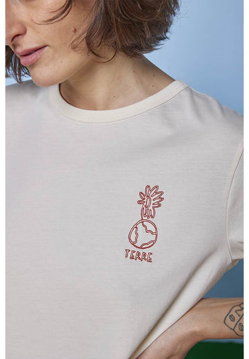 Mannequin femme portant un tee shirt en coton bio 