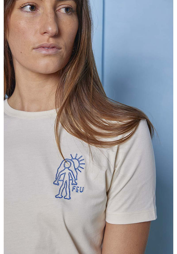 Mannequin femme portant un tee shirt en coton bio 