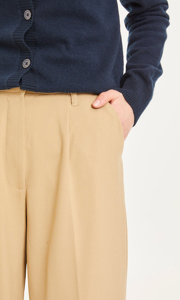 Pantalon beige Chino Large fabriqué en polyester recyclé avec poches avant. Fabriqué en Turquie ethiquement et écologiquement par la marque Knowledge Cotton Aparel. 