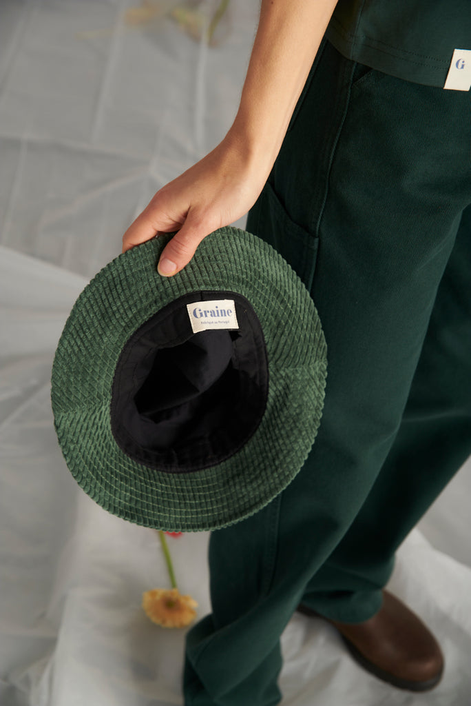 Bob en Velour cotelé couleur verte dans mains de femme. Production écologique, tissu écologique fait au Portugal de la marque Française Graine.