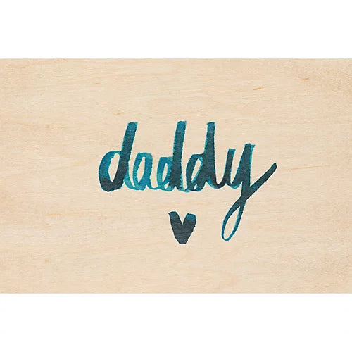 Carte en bois avec écrit daddy et un coeur.