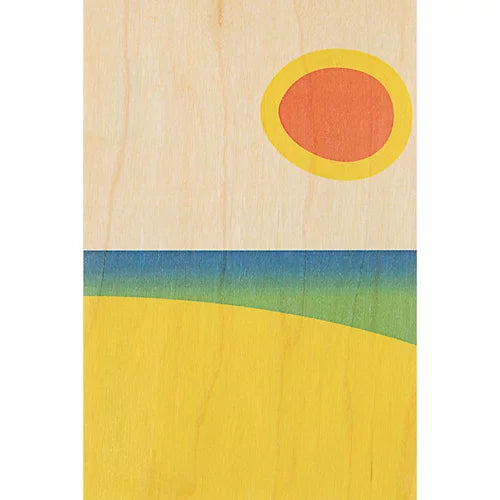 Carte en bois avec un dessin d'une plage et d'un soleil.
