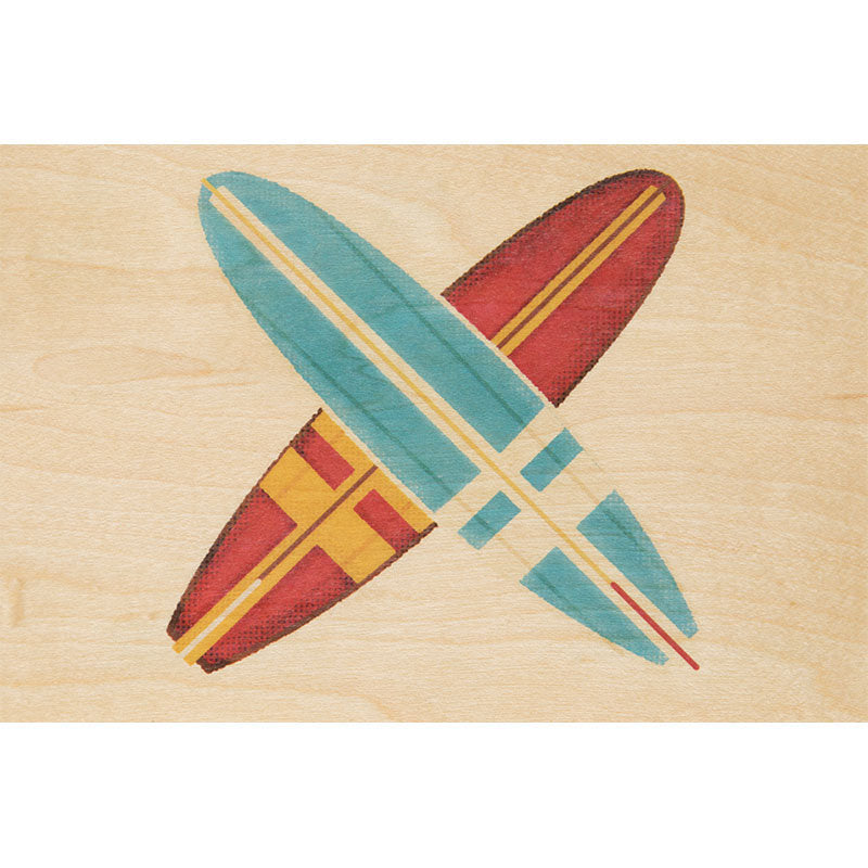 Carte en bois avec un dessin de deux planches de surf qui se croisent.