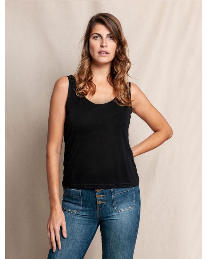 Personne avec un t-shirt débardeur noir en lin cultivé, tissé et teint en France de la marque Splice.