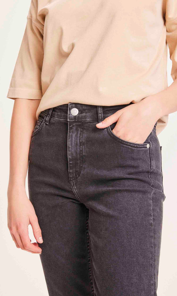 Zoom sur le haut d'un jean Mom gris foncé de la marque Knowledge Cotton Apparel.