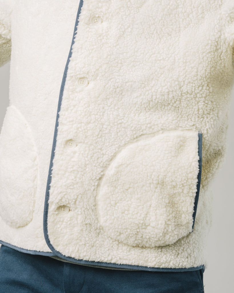 Polaire Mixte Fleece couleur Ecru en Coton Biologique matière molleton, portée par un mannequin de face, zoom sur les poches.