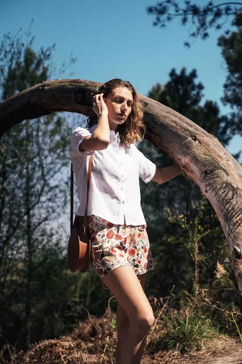 Photo d'un mannequin portant un short fleuri pour femme en viscose EcoVero fabriqué en Espagne.