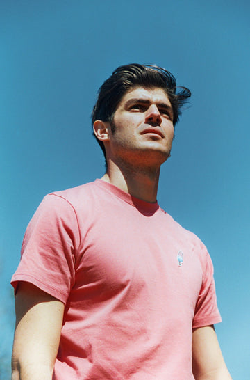 Photo d'un mannequin portant un t-shirt brodé pour homme couleur rose avec une glace brodée en coton bio et fabriqué au Portugal.