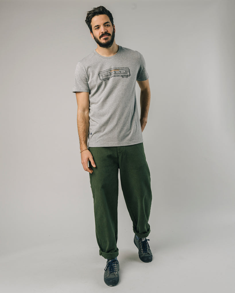 T Shirt Wagon Chiné clair en Coton biologique de la marque Brava Fabrics, porté vue de la tête au pied.