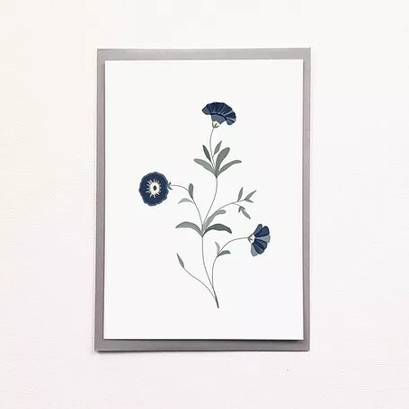 Photo d'une affiche en sérigraphie A5 avec des fleurs bleues sérigraphiée à Lyon et en papier FSC.