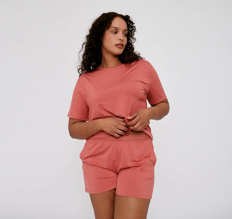 Photo d'un mannequin portant un bas de pyjama court femme rose en tencel de la marque organic basics.
