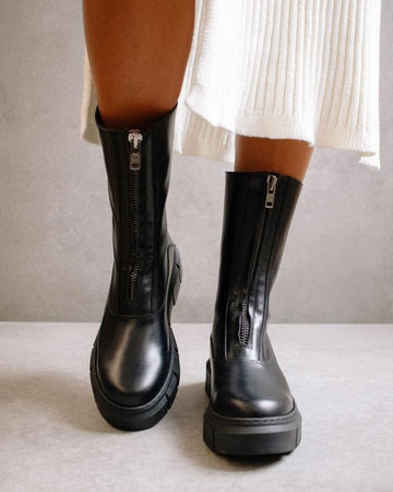 Photo de face de bottes avec zip devant noires à plateforme en cuir de la marque espagnole Alohas
