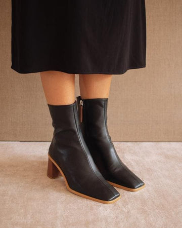 Photo de bottines vegan noires pour femme à talon carré en cuir de la marque espagnole Alohas.