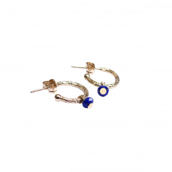 Photo sur fond blanc de boucles d'oreilles créoles avec pendentif et pierre lapis lazuli fabriquées en France.