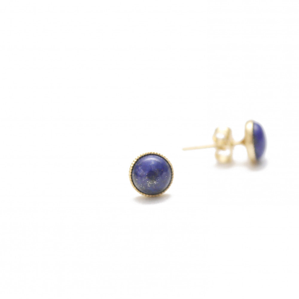 Photo sur fond blanc de boucles d'oreilles rondes en lapis lazuli de 6 mm fabriquées en France et en laiton doré à l'or fin.
