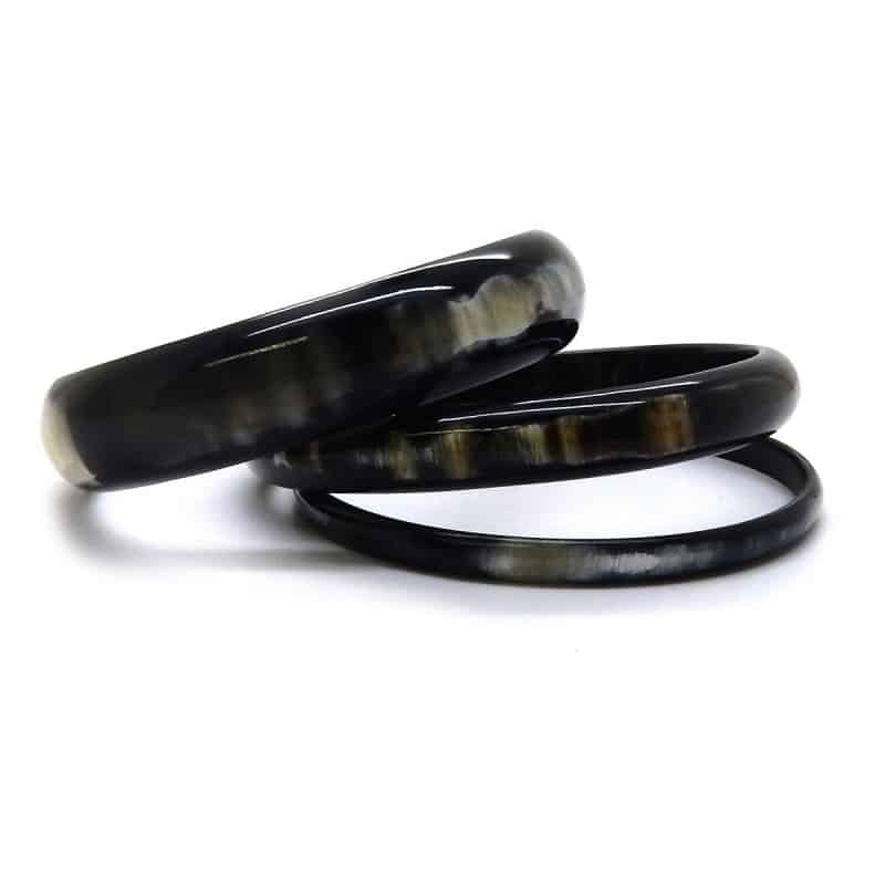 Photo sur fond blanc de bracelets en corne française de couleur foncée de trois épaisseurs différentes et fabriqués en France.