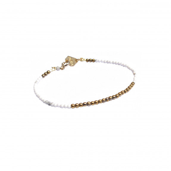 Photo sur fond blanc d'un bracelet perles fines de howlite blanches et fabriqué en France.