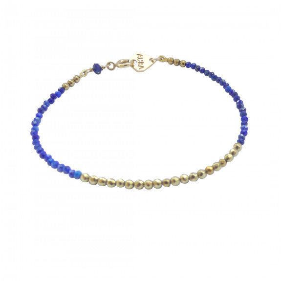 Photo sur fond blanc d'un bracelet perles fines de lapis lazuli bleues et fabriqué en France.