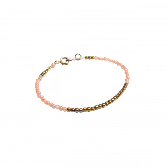 Photo sur fond blanc d'un bracelet perles fines de pierre de soleil rose et fabriqué en France.