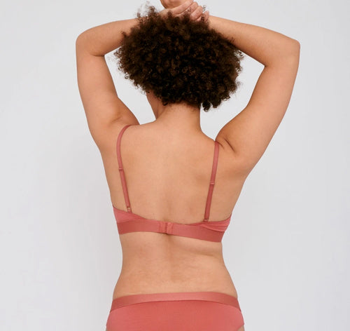 Photo d'un mannequin de dos portant une brassière triangle en lyocell rose fabriquée au Portugal de la marque Organic Basics.